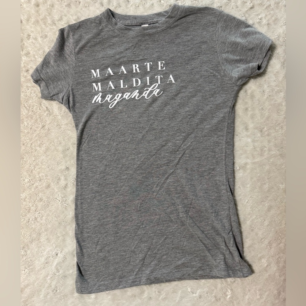 NWOT- MAARTE MALDITA maganda Gray Graphic Short Sleeve Tee